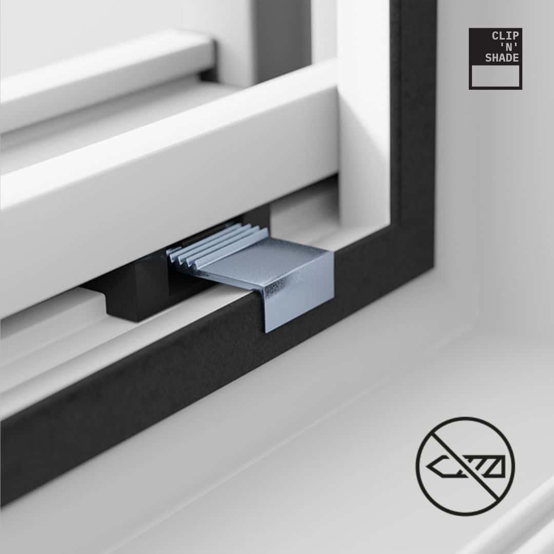 Fijación de la cortina enrollable exterior sin taladrar mediante clips que se enganchan detrás de la ventana.