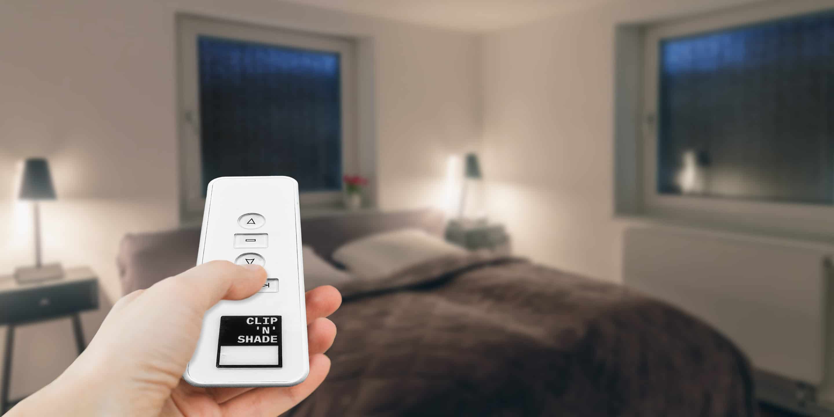 Dormitorio con cortinas enrollables exteriores inteligentes CLIP'N'SHADE
