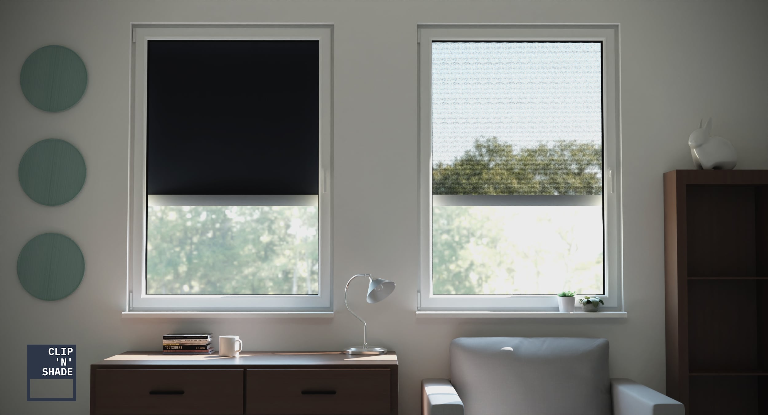 Dos ventanas desde el interior con estores enrollables exteriores Clipnshade: tejido transparente y tejido opaco