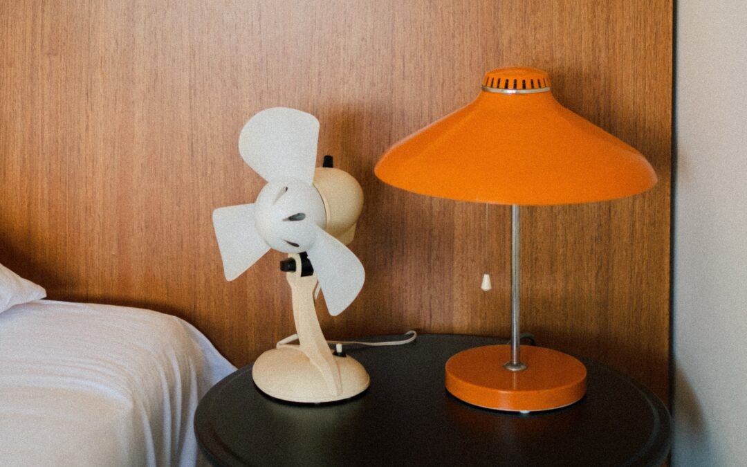 Ventilador junto a la cama
